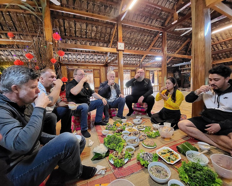 Du khách nước ngoài tham gia trải nghiệm ẩm thực tại các dự án bất động sản du lịch, nông nghiệp. Ảnh: Đức Trần